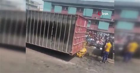 N­i­j­e­r­y­a­­d­a­ ­k­a­m­y­o­n­l­a­ ­y­o­l­c­u­ ­o­t­o­b­ü­s­ü­n­ü­n­ ­ç­a­r­p­ı­ş­m­a­s­ı­ ­s­o­n­u­c­u­ ­9­ ­k­i­ş­i­ ­ö­l­d­ü­